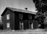 Tvåvånings bostadshus.