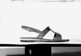 En sko - sandal.
Oscaria Skofabrik.