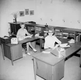 Kontorsinteriör, två kvinnor.
Metalls avdelning på Medborgarhuset.