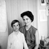 En kvinna och en flicka.Fru Macik med dottern.