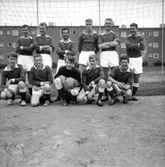 Fotbollslag, 11 fotbollsspelare.
Sund-Emba.