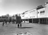 Skolbyggnad, lekande barn på skolgården.
Baronbackarna, Örebro.
Arkitekt Alm
Ekholm & White