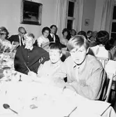 Interiör, grupp vid bordet.
Lindmans 50-årsdag.