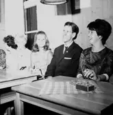 Interiör, grupp vid bordet.
Lindmans 50-årsdag.