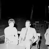 Interiör, två personer.Lindmans 50-årsdag.