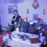 Rumsinteriör, en man.
Gösta Forsberg på födelsedagen.