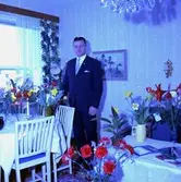 Rumsinteriör, en man.
Gösta Forsberg på födelsedagen.