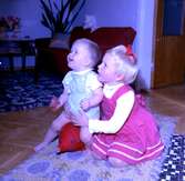 Rumsinteriör, två barn.Bertil Larsson