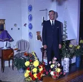 Rumsinteriör, en man.
Kalle Persson på 70-årsdagen.