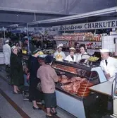 Robertsons Charkuteri, affärsinteriör, kunder och personal.