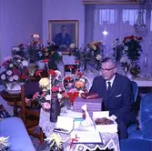 Rumsinteriör, en man.
Kalle Persson på 70-årsdagen.