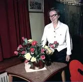 Rumsinteriör, en kvinna.
Greta Edlund på födelsedagen.