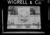 Wigrell & Co., skyltfönster, kontorsmaterial, skrivmaskiner.