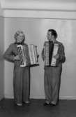 En man och en kvinna med musikinstrument (dragspel).

Märta Sofia Hellman (1912-2007) och Gösta Teodor Hellman (1906-1997).