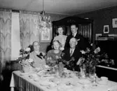 Rumsinteriör, familjegrupp 5 personer, högtid.
Fröken Rut Gustavsson