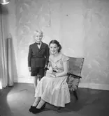 En flicka och en pojke.
M. Uhlan