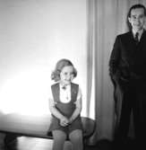 Rumsinteriör, en man och en flicka.Arne Pettersson