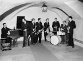 Bengt Holmströms orkester, åtta män med musikinstrument.