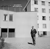 En man. Direktör B. Liedström
Fabriksbyggnad i bakgrunden.