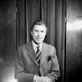 En man.
Kläder från Jörnstedts herrekipering.