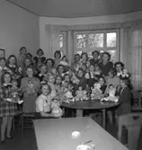 Singers sykurs för flickor, interiör, grupp.