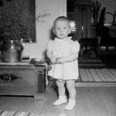 Rumsinteriör, en liten flicka.Rittbergs dotter på 1-årsdagen.