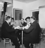 Konsum Bageriet, interiör, kaffedrickande, fem personer vid bordet.