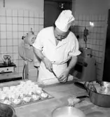 Konsum Bageriet, interiör, en man.