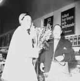 Konsum snabbköp, affärsinteriör, ett par.