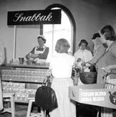 Konsum snabbköp, affärsinteriör, kunder och personal, snabbak.