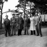 Vretstorpsverken, grupp sex män.Fabriksbyggnader i bakgrunden.