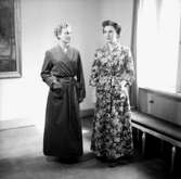 Rumsinteriör, två kvinnor.Bertil Sehlin (beställare).