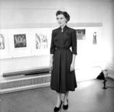 Rumsinteriör, en kvinna.Bertil Sehlin (beställare).