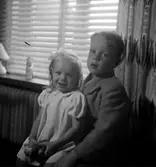 Rumsinteriör, två barn.Jakob