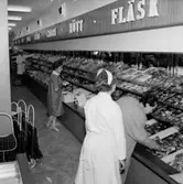 Konsum, affärsinteriör, kunder och personal.