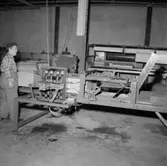 Hammars glasbruk, interiör, tillverkning av lådor, en man.