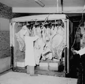 Konsum, charkuteriavdelningen, interiör, köttvagn, en man.