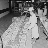 Konsum, charkuteriavdelningen, interiör, köttpackning, två kvinnor.