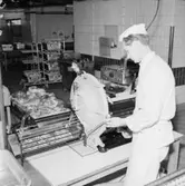 Konsum, charkuteriavdelningen, interiör, köttstyckning, en man.