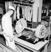 Konsum, charkuteriavdelningen, interiör, köttstyckning, en man.