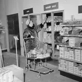 Konsum storköp, affärsinteriör, en kvinna.