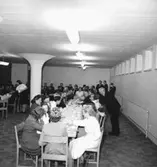 Interiör, grupp vid bordet, högtid.
Konsum snabbköp.