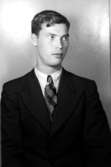 En ung man, bröstbild.Roland Larsson