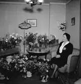 Rumsinteriör, en kvinna.
Fru Magnusson på födelsedagen.