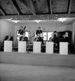 Frank Linds orkester, åtta män med musikinstrument.