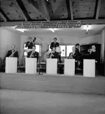Frank Linds orkester, åtta män med musikinstrument.