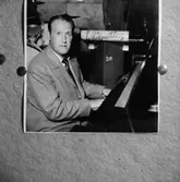 Whispering Band, en man med musikinstrument.