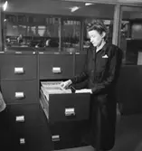 Konsum, kontorsinteriör, kortskåp, en kvinna.