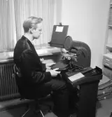 Konsum, kontorsinteriör, kontorsmaskin, en man.