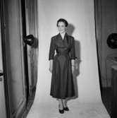 Rumsinteriör, en kvinna.Bertil Sehlin (beställare).